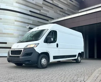 租赁 Peugeot Boxer 的正面视图，在明斯克, 白俄罗斯 ✓ 汽车编号 #15048。✓ Automatic 变速箱 ✓ 0 评论。