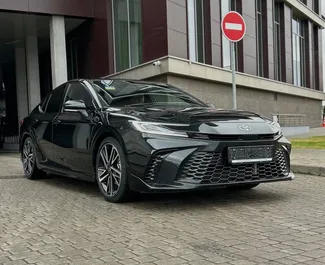 租赁 Toyota Camry 的正面视图，在明斯克, 白俄罗斯 ✓ 汽车编号 #15021。✓ Automatic 变速箱 ✓ 0 评论。