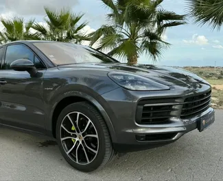 在 在西班牙 租赁 Porsche Cayenne 2022 汽车，特点包括 ✓ 使用 Petrol 燃料和 455 马力 ➤ 起价 300 EUR 每天。