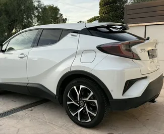 在 在西班牙 租赁 Toyota C-HR 2020 汽车，特点包括 ✓ 使用 Hybrid 燃料和 198 马力 ➤ 起价 45 EUR 每天。