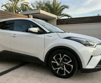 Toyota C-HR 租赁。在 在西班牙 出租的 经济, 舒适性, 交叉 汽车 ✓ Deposit of 300 EUR ✓ 提供 TPL 保险选项。