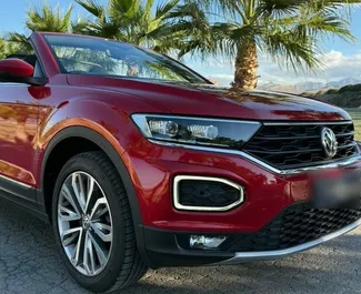 在 在西班牙 租赁 Volkswagen T-Roc Cabrio 2022 汽车，特点包括 ✓ 使用 Petrol 燃料和 150 马力 ➤ 起价 80 EUR 每天。