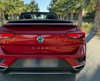 Volkswagen T-Roc Cabrio 2022 在 在阿利坎特 可租赁，具有 250 km/day 里程限制。