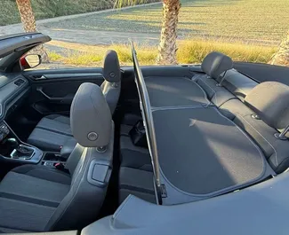 Volkswagen T-Roc Cabrio 2022 搭载 Front drive 系统，在阿利坎特 可用。