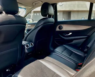 在 在白俄罗斯 租赁 Mercedes-Benz E-Class 2017 汽车，特点包括 ✓ 使用 Petrol 燃料和 184 马力 ➤ 起价 107 USD 每天。