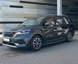 租赁 Kia Carnival 的正面视图，在明斯克, 白俄罗斯 ✓ 汽车编号 #15047。✓ Automatic 变速箱 ✓ 0 评论。