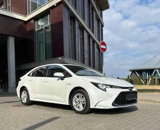 在 在白俄罗斯 租赁 Toyota Corolla Sedan 2020 汽车，特点包括 ✓ 使用 Hybrid 燃料和 136 马力 ➤ 起价 44 USD 每天。