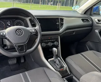 Volkswagen T-Roc 内饰，在西班牙 出租。一辆优秀的 5 座位车，配备 Automatic 变速箱。