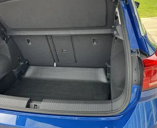 Volkswagen T-Roc 2021 搭载 Front drive 系统，在巴塞罗那 可用。