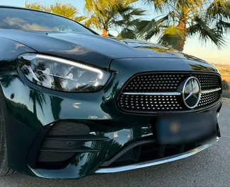 在 在西班牙 租赁 Mercedes-Benz E-Class Cabrio 2023 汽车，特点包括 ✓ 使用 Petrol 燃料和 245 马力 ➤ 起价 150 EUR 每天。