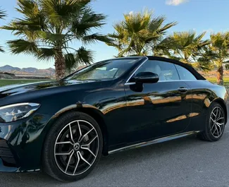 Mercedes-Benz E-Class Cabrio 2023 的 Petrol 3.0L 发动机，在 在阿利坎特 出租。