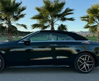 Mercedes-Benz E-Class Cabrio 2023 在 在阿利坎特 可租赁，具有 250 km/day 里程限制。