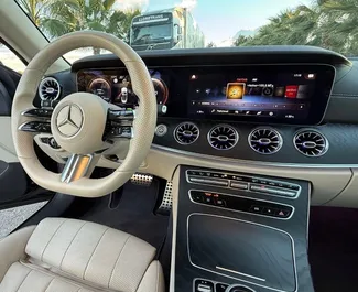 Mercedes-Benz E-Class Cabrio 2023 搭载 Front drive 系统，在阿利坎特 可用。