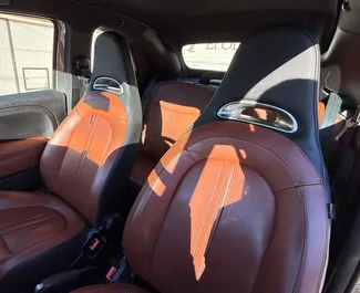 Abarth 695 Cabrio 2022 搭载 Front drive 系统，在阿利坎特 可用。