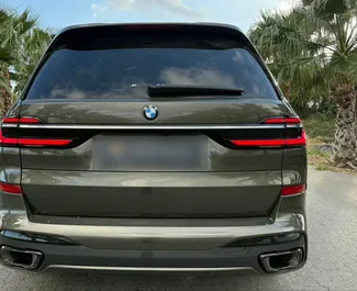 在 在西班牙 租赁 BMW X7 2025 汽车，特点包括 ✓ 使用 Diesel 燃料和 340 马力 ➤ 起价 400 EUR 每天。