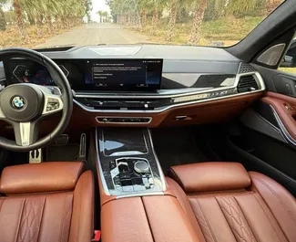 BMW X7 2025 在 在阿利坎特 可租赁，具有 250 km/day 里程限制。
