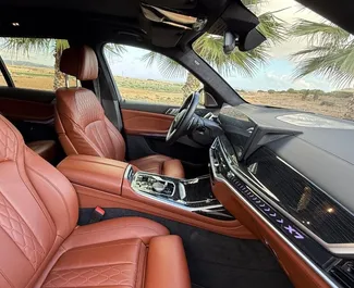 BMW X7 2025 搭载 All wheel drive 系统，在阿利坎特 可用。