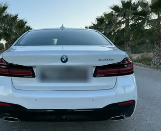 在 在西班牙 租赁 BMW 530d 2022 汽车，特点包括 ✓ 使用 Petrol 燃料和 288 马力 ➤ 起价 200 EUR 每天。