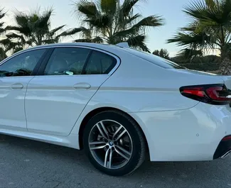 BMW 530d 2022 在 在阿利坎特 可租赁，具有 200 km/day 里程限制。