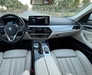 BMW 530d 内饰，在西班牙 出租。一辆优秀的 5 座位车，配备 Automatic 变速箱。