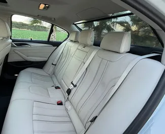 BMW 530d 2022 搭载 All wheel drive 系统，在阿利坎特 可用。