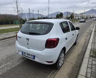 Dacia Sandero 2019 的 Diesel 1.5L 发动机，在 地拉那机场 出租。