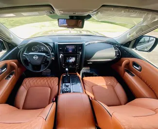 Nissan Patrol 2024 的 Petrol 5.7L 发动机，在 在迪拜 出租。