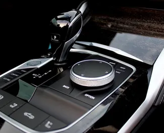 BMW 420i Cabrio 2023 在 在迪拜 可租赁，具有 250 km/day 里程限制。