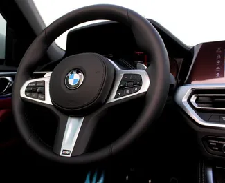 BMW 420i Cabrio 2023 搭载 Front drive 系统，在迪拜 可用。