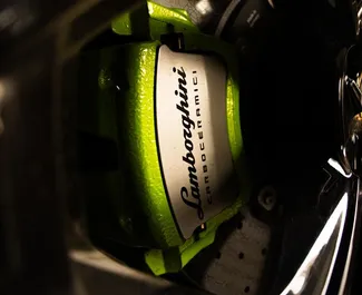 Lamborghini Urus 2025 在 在迪拜 可租赁，具有 250 km/day 里程限制。