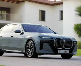 租赁 BMW 735i 的正面视图，在迪拜, 阿联酋 ✓ 汽车编号 #15325。✓ Automatic 变速箱 ✓ 0 评论。