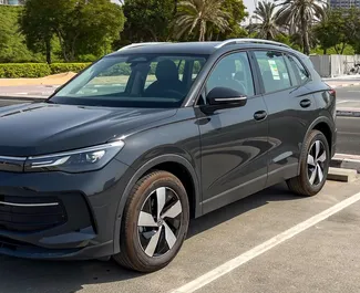 Volkswagen Tiguan 2025 在 在迪拜 可租赁，具有 150 km/day 里程限制。