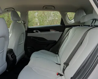 Geely Coolray 2026 在 在迪拜 可租赁，具有 200 km/day 里程限制。