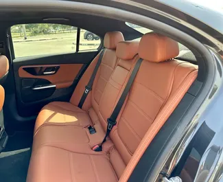 Mercedes-Benz C300 Coupe 2024 在 在迪拜 可租赁，具有 unlimited 里程限制。