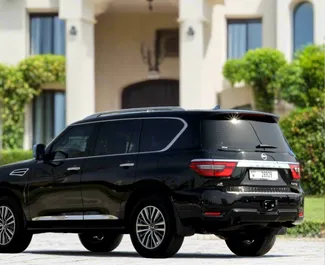 在 阿联酋 租赁 Nissan Patrol 2024 汽车，特点包括 ✓ 使用 Petrol 燃料和 400 马力 ➤ 起价 400 AED 每天。