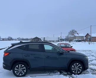 在 在塞尔维亚 租赁 Hyundai Tucson 2024 汽车，特点包括 ✓ 使用 Diesel 燃料和 136 马力 ➤ 起价 57 EUR 每天。