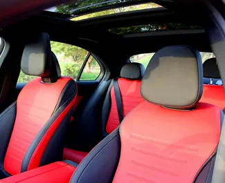 Mercedes-Benz C200 内饰，阿联酋 出租。一辆优秀的 5 座位车，配备 Automatic 变速箱。