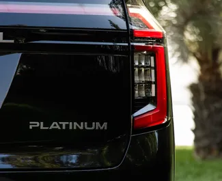 Nissan Patrol 内饰，阿联酋 出租。一辆优秀的 7 座位车，配备 Automatic 变速箱。