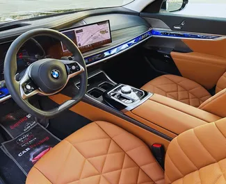 BMW 735i 内饰，阿联酋 出租。一辆优秀的 5 座位车，配备 Automatic 变速箱。