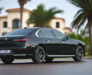 BMW 735i 2025 在 在迪拜 可租赁，具有 250 km/day 里程限制。