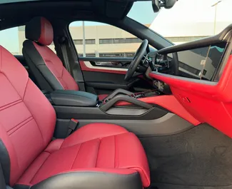 Porsche Cayenne 2025 在 在迪拜 可租赁，具有 250 km/day 里程限制。