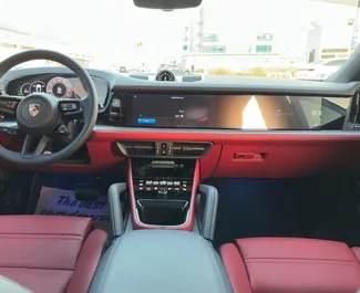 Porsche Cayenne 2025 的 Petrol L 发动机，在 在迪拜 出租。