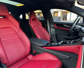 Porsche Panamera 2025 搭载 Front drive 系统，在迪拜 可用。