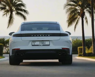 Porsche Panamera 2025 的 Petrol L 发动机，在 在迪拜 出租。