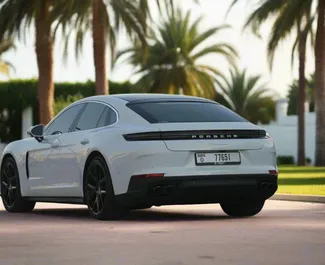 Porsche Panamera 2025 在 在迪拜 可租赁，具有 250 km/day 里程限制。