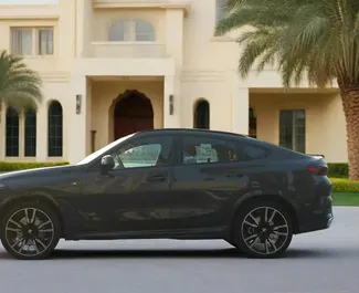 在 阿联酋 租赁 BMW X6 2025 汽车，特点包括 ✓ 使用 Petrol 燃料和  马力 ➤ 起价 700 AED 每天。