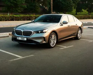 租车 BMW 520i #15324 Automatic 在 在迪拜，配备 L 发动机 ➤ 来自 阿巴斯 阿联酋。