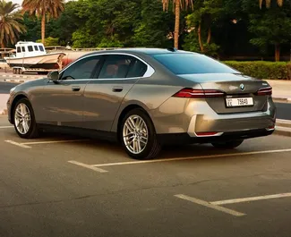 在 阿联酋 租赁 BMW 520i 2025 汽车，特点包括 ✓ 使用 Petrol 燃料和  马力 ➤ 起价 400 AED 每天。