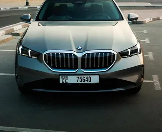 租赁 BMW 520i 的正面视图，在迪拜, 阿联酋 ✓ 汽车编号 #15324。✓ Automatic 变速箱 ✓ 0 评论。