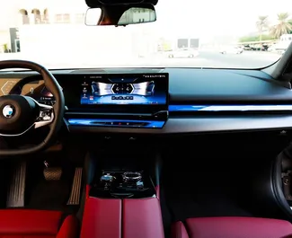 BMW 520i 租赁。在 阿联酋 出租的 高级 汽车 ✓ Deposit of 2000 AED ✓ 提供 TPL 保险选项。